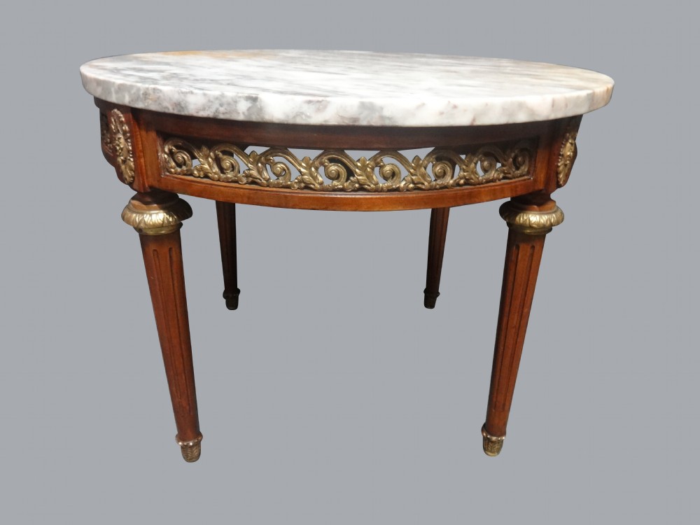 Very  Pretty Mahogany Coffee Table