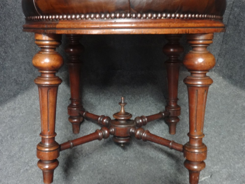 Good Deep Buttoned Leather Stool View IV