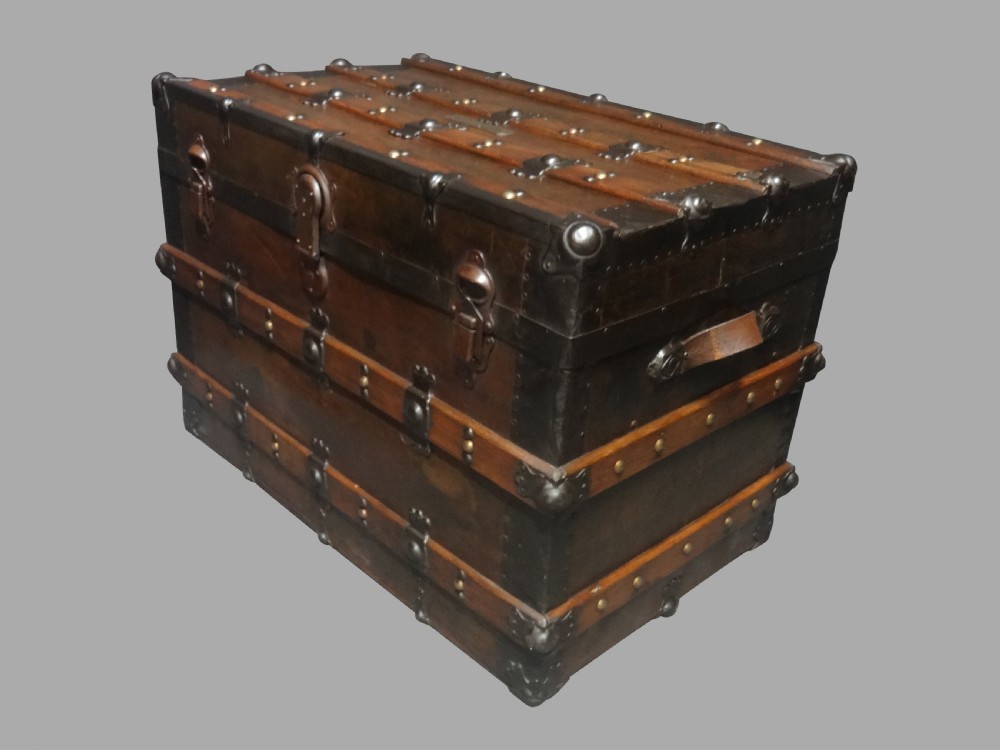 Very Good Wooden Banded Metal Travelling Trunk
