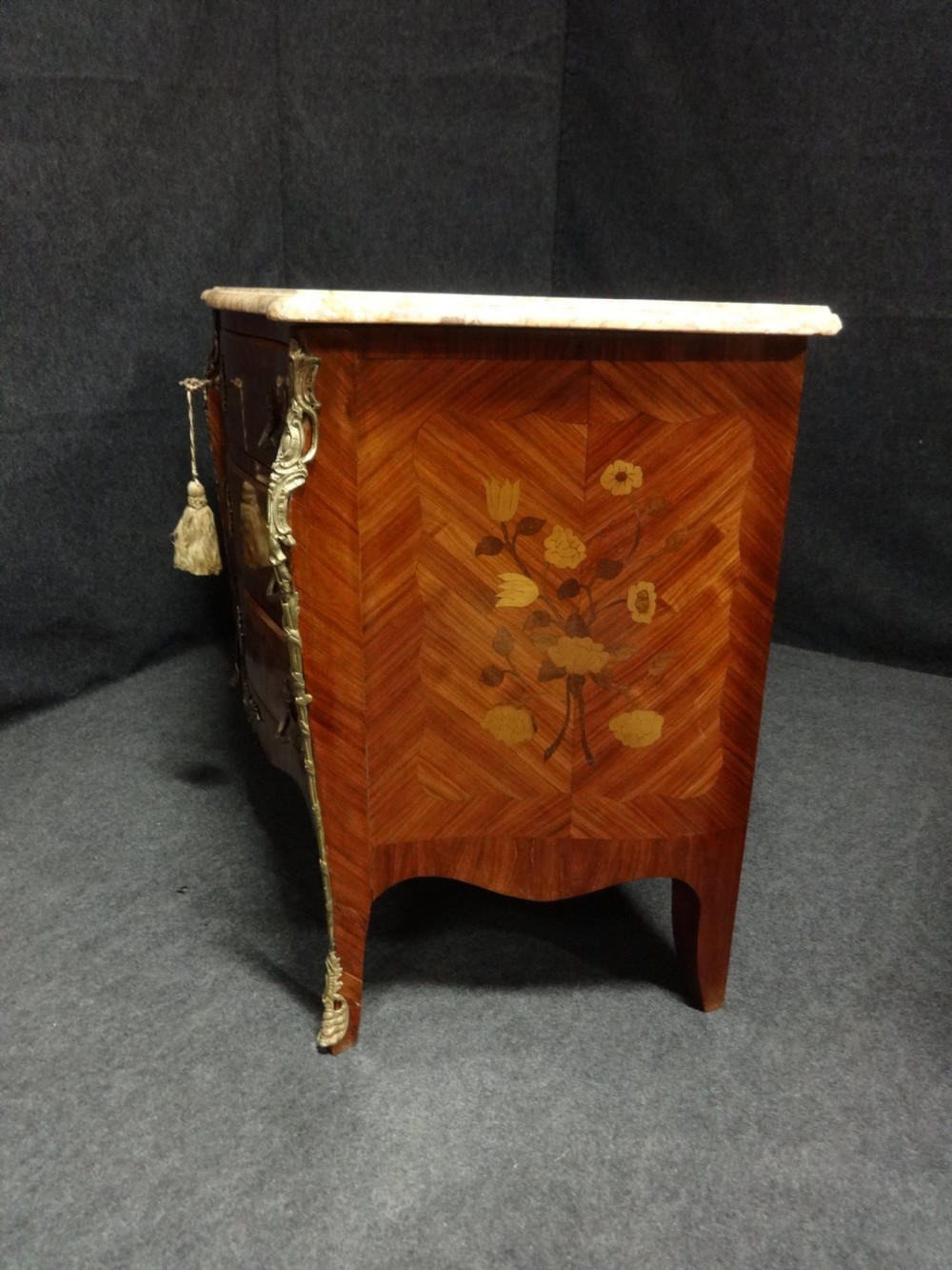 Excellent quality Tulipwood Marquetry Commode Chest of Drawers View VII