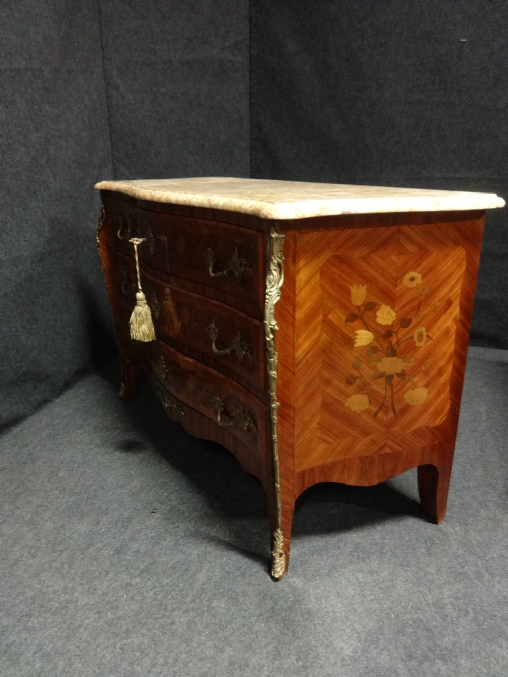 Excellent quality Tulipwood Marquetry Commode Chest of Drawers View VIII