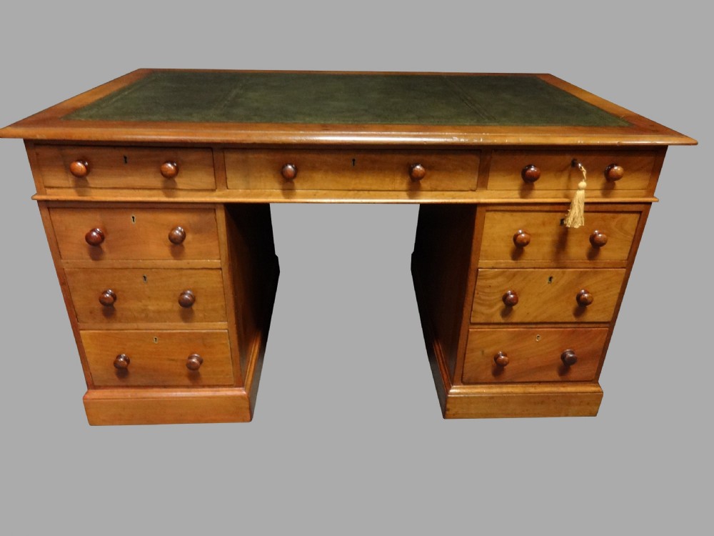 Very Good Victorian Mahogany Pedestal Desk