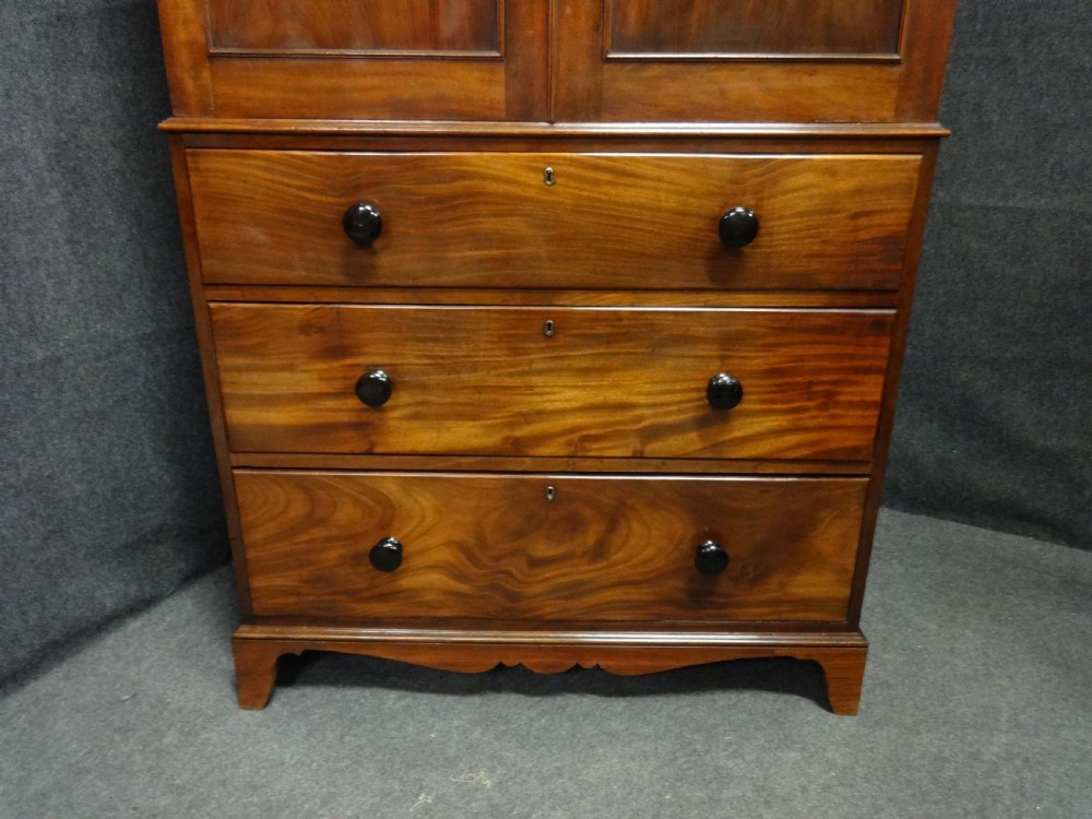Good Georgian Mahogany Linen Press of small Proportions View VI