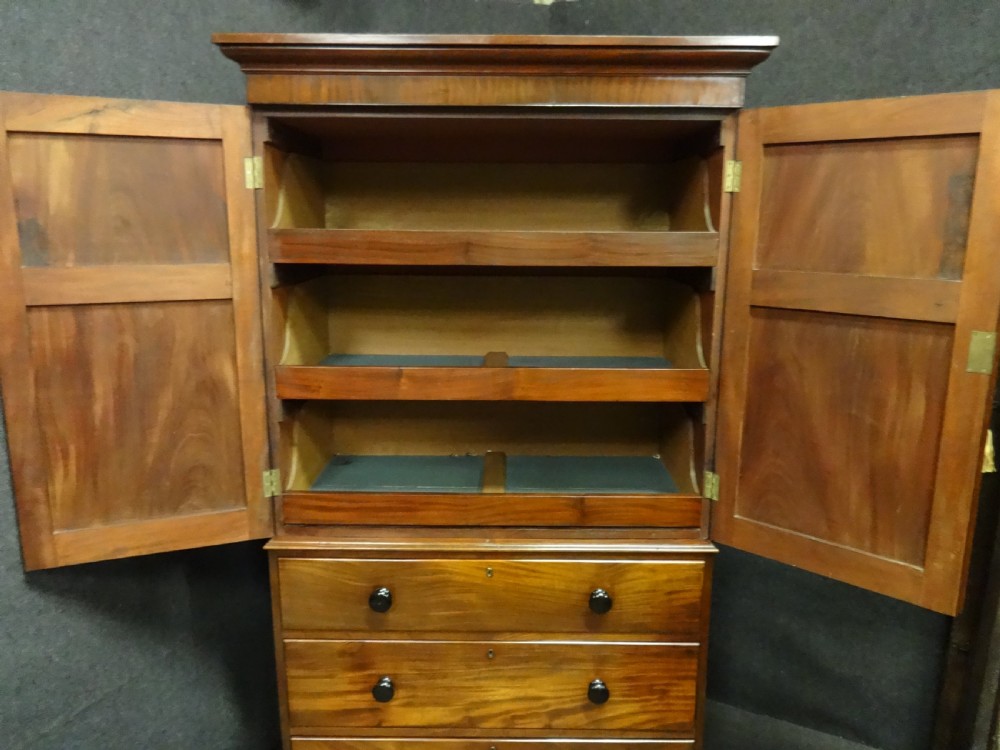 Good Georgian Mahogany Linen Press of small Proportions View VII