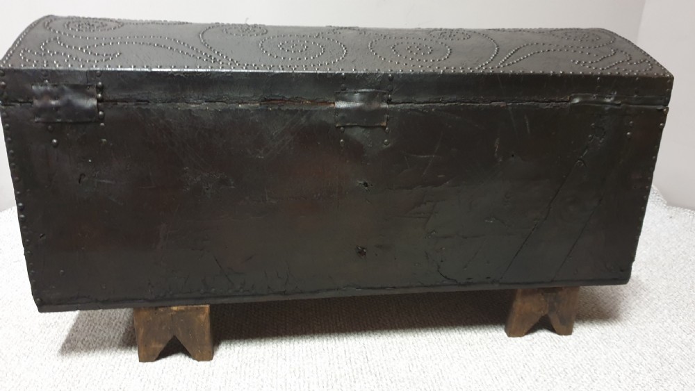 European C18th Crocodile Covered and Studded Travelling Chest View XXI
