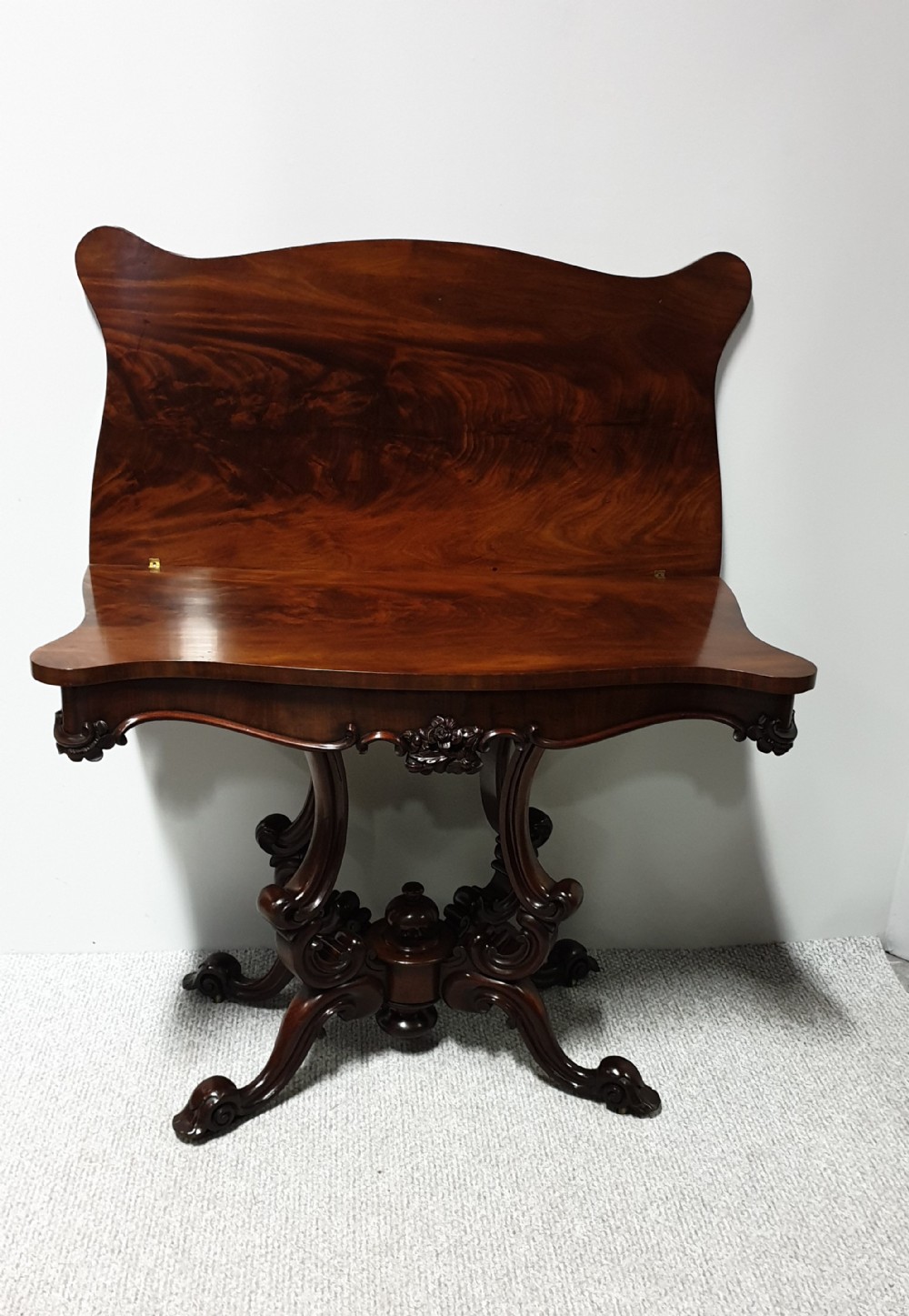 Outstanding Victorian Mahogany Tea Table