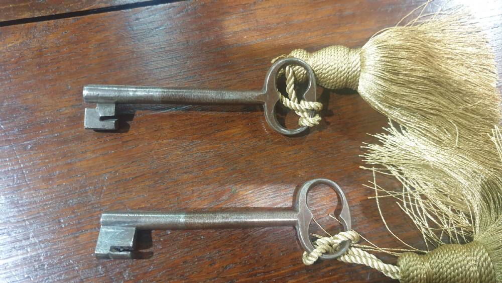 Double Lock Oak Coffer View XII