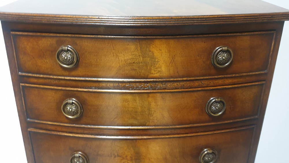 Good Mahogany Bowed Chest of Drawers View IV
