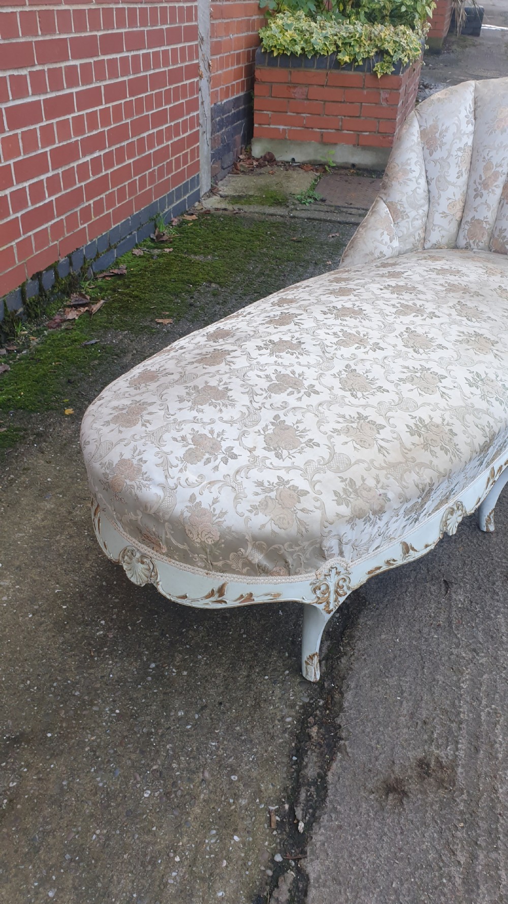 Superb Painted and Parcel Gilt Chaise Day Bed View VII