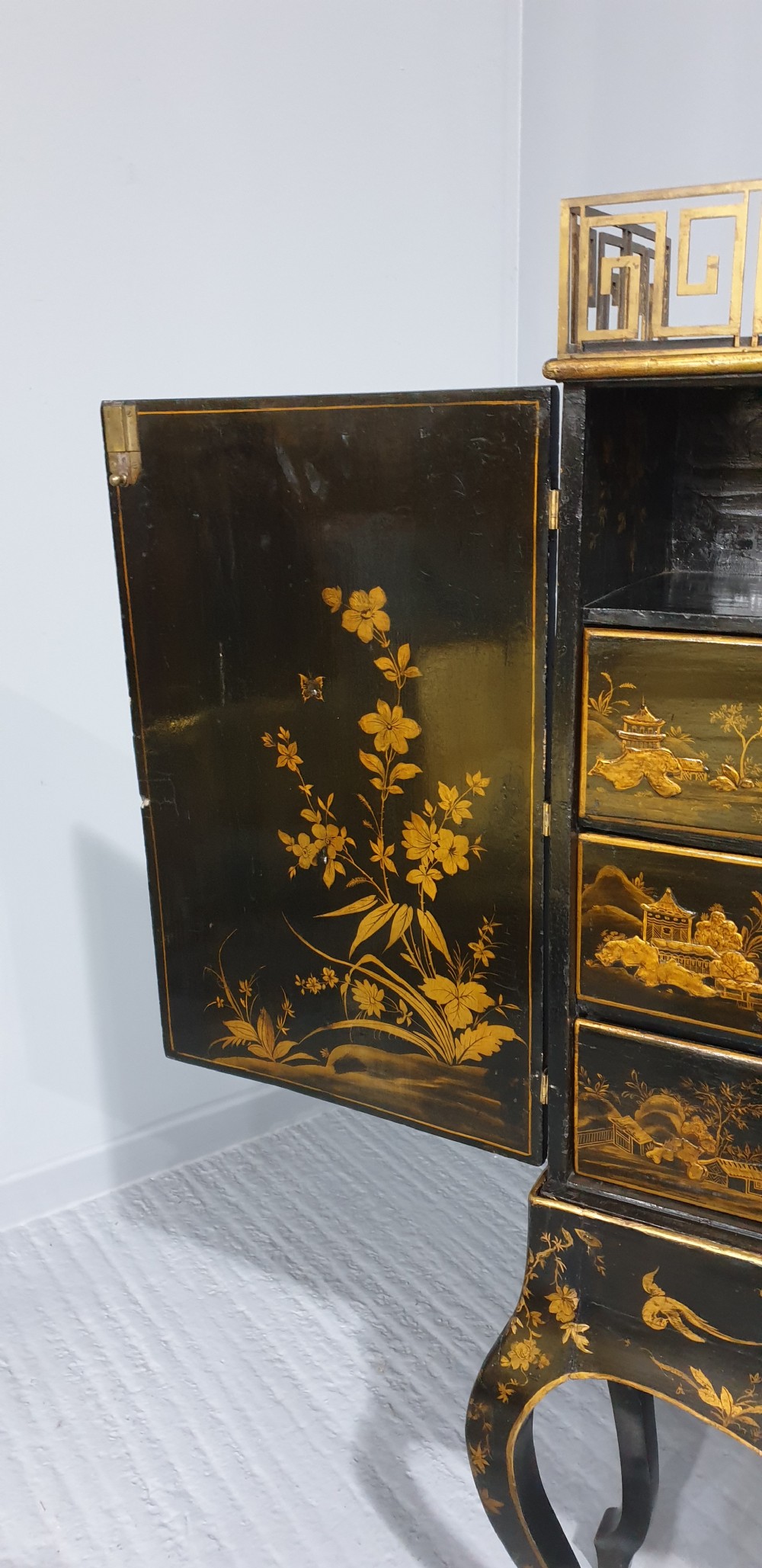 C18th Chinoiserie Laquered Cabinet on Stand View VI