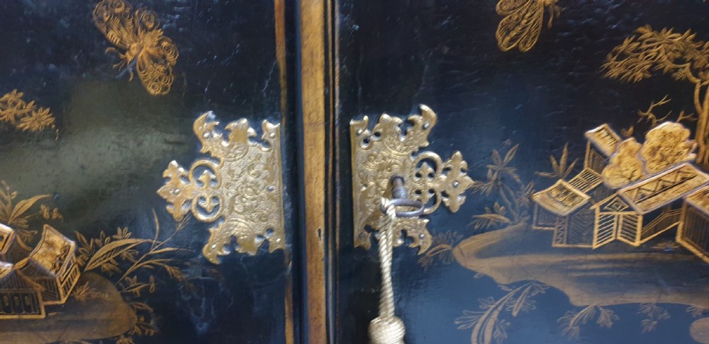 C18th Chinoiserie Laquered Cabinet on Stand View XIII