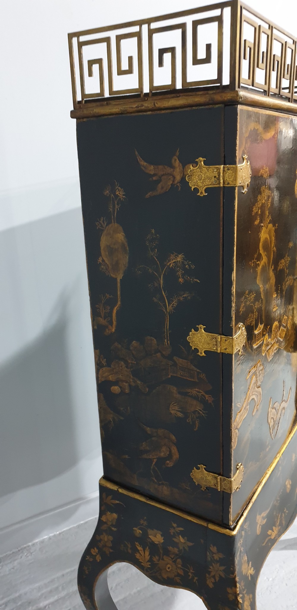 C18th Chinoiserie Laquered Cabinet on Stand View XIV