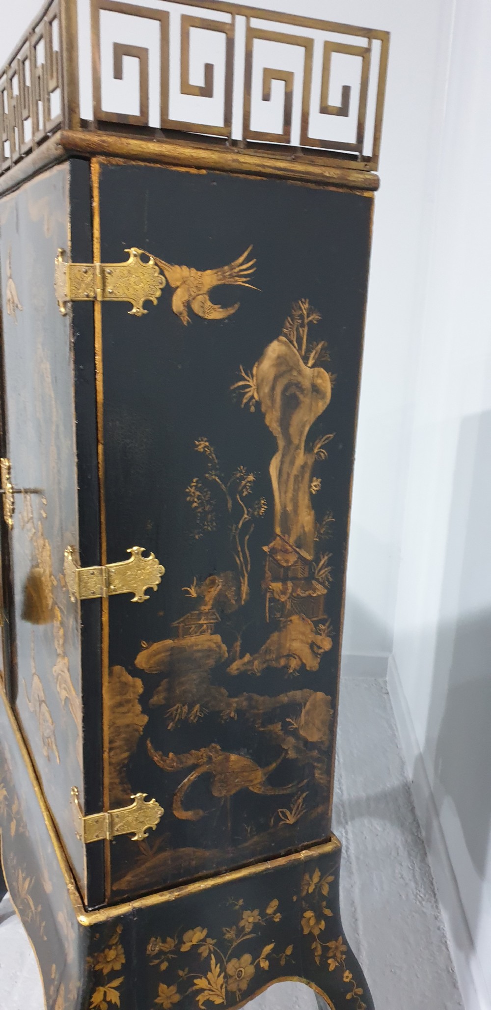C18th Chinoiserie Laquered Cabinet on Stand View XV