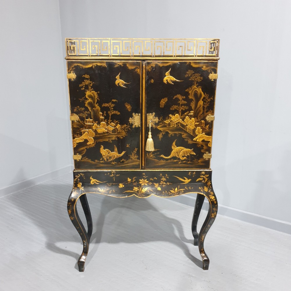 C18th Chinoiserie Laquered Cabinet on Stand