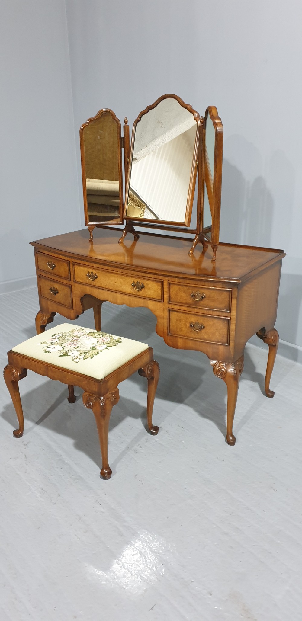 Superb Burr Walnut Dressing Table View XI