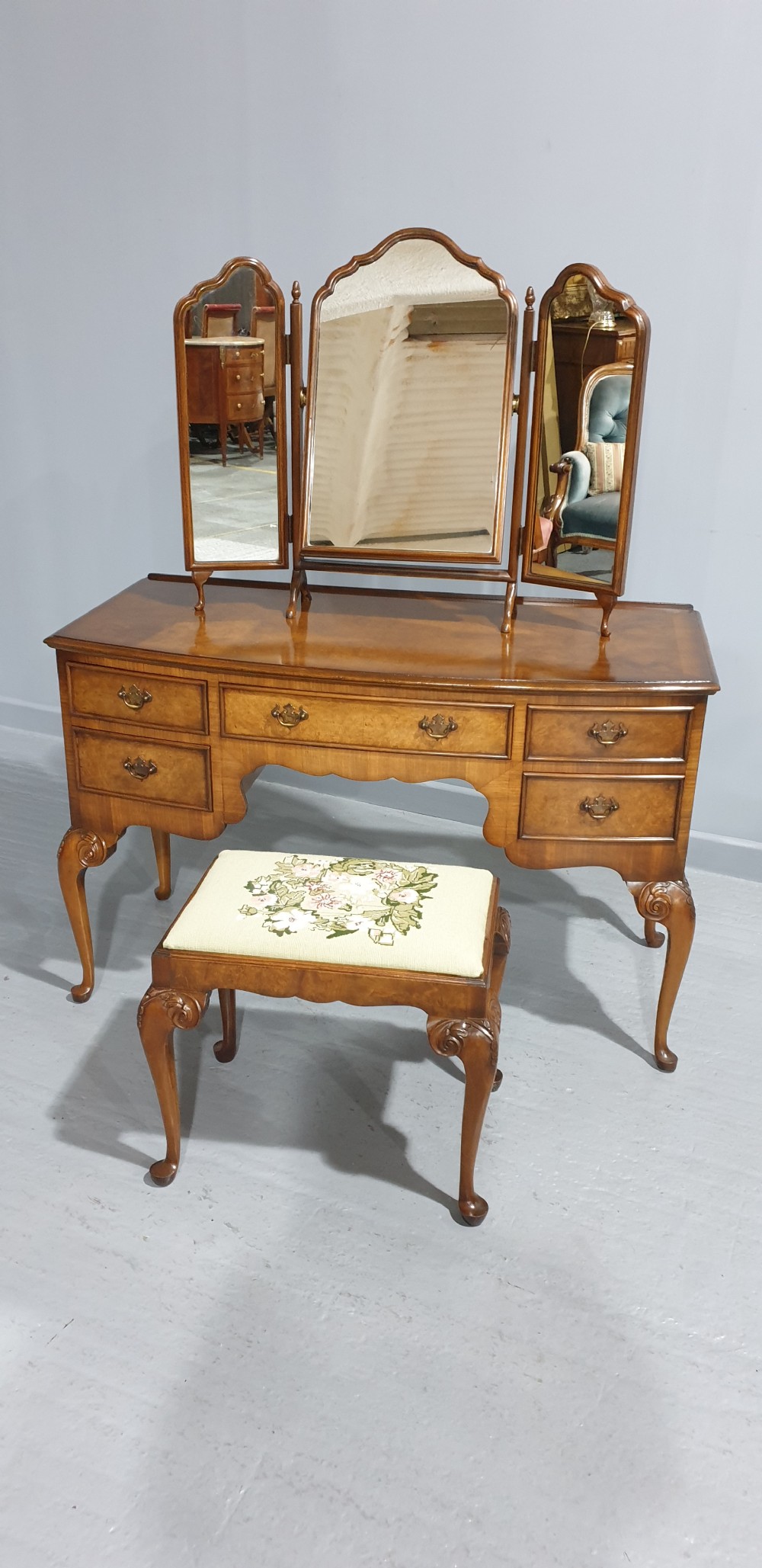Superb Burr Walnut Dressing Table View XII