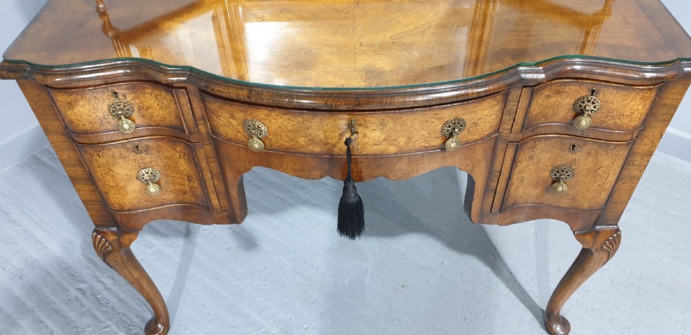 Superb Serpentine Walnut Dressing Table View X