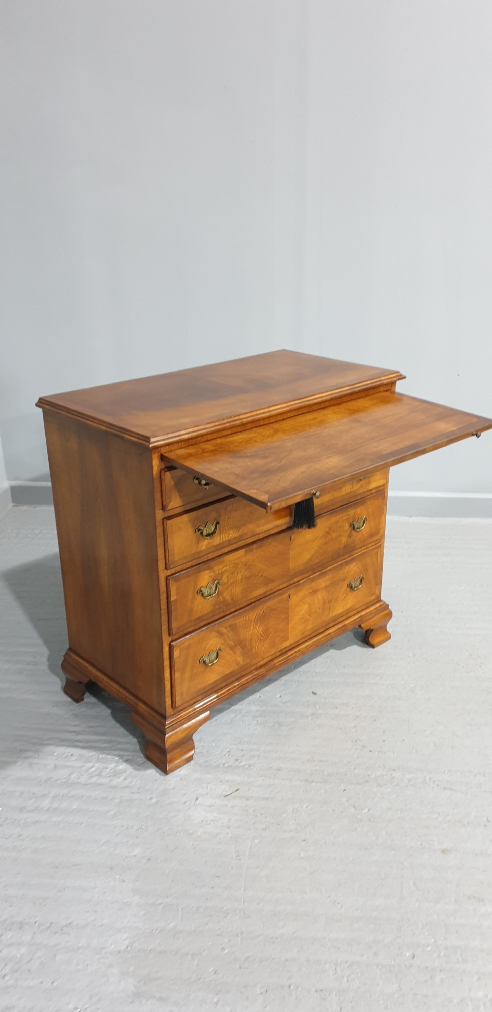 Pretty Walnut Chest of Drawers with Brushing Slide View X