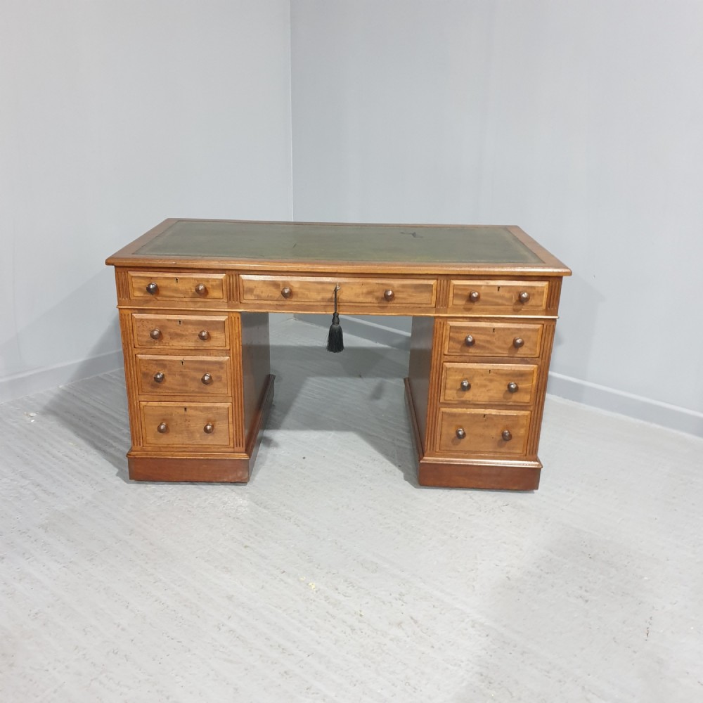 Very Good Victorian Mahogany Pedestal Desk