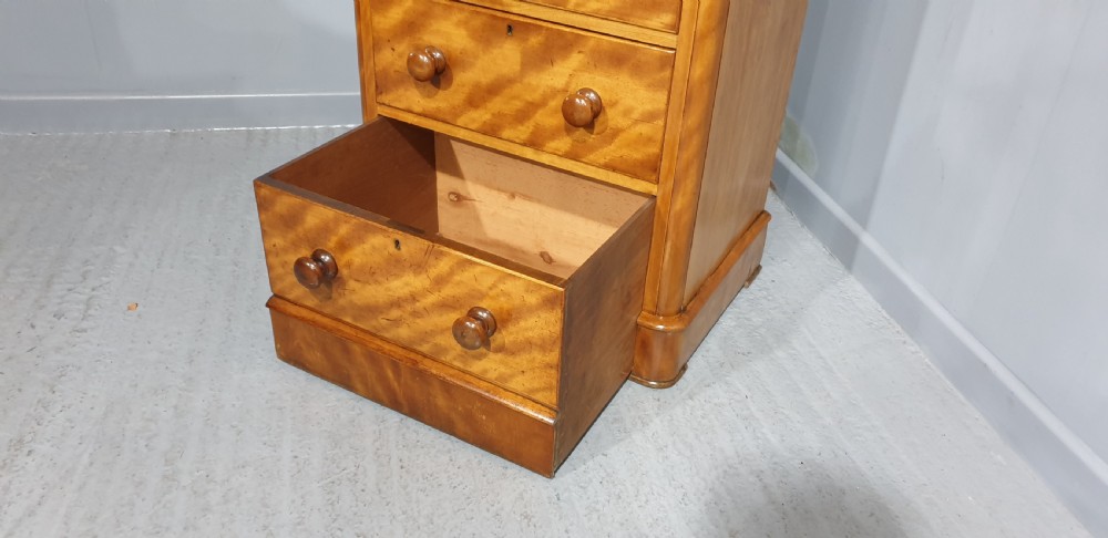 Fine Victorian Mahogany Tall Chest of Drawers View X