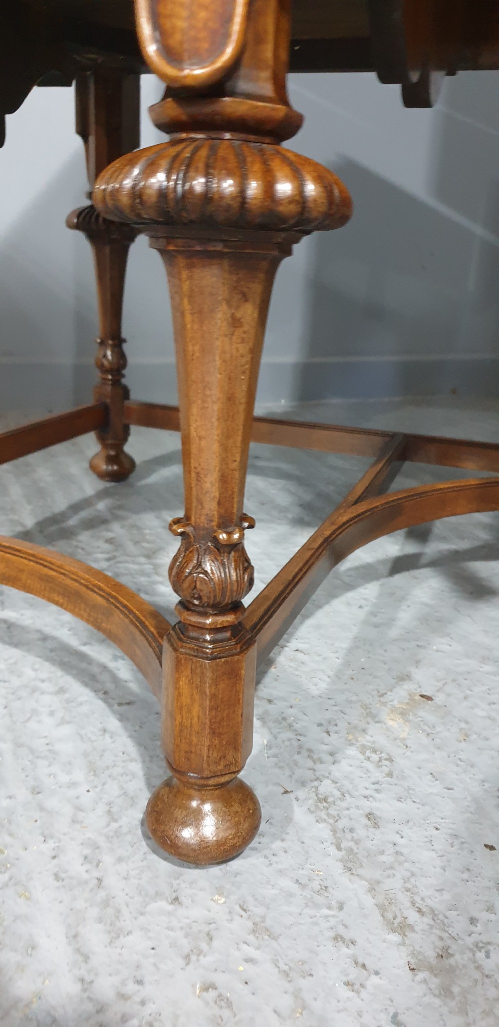 An Edwardian wooden dressing table featuring herringbone parquetry veneers, five drawers, carved legs with a curved stretcher, and an adjustable triple mirror. View XI