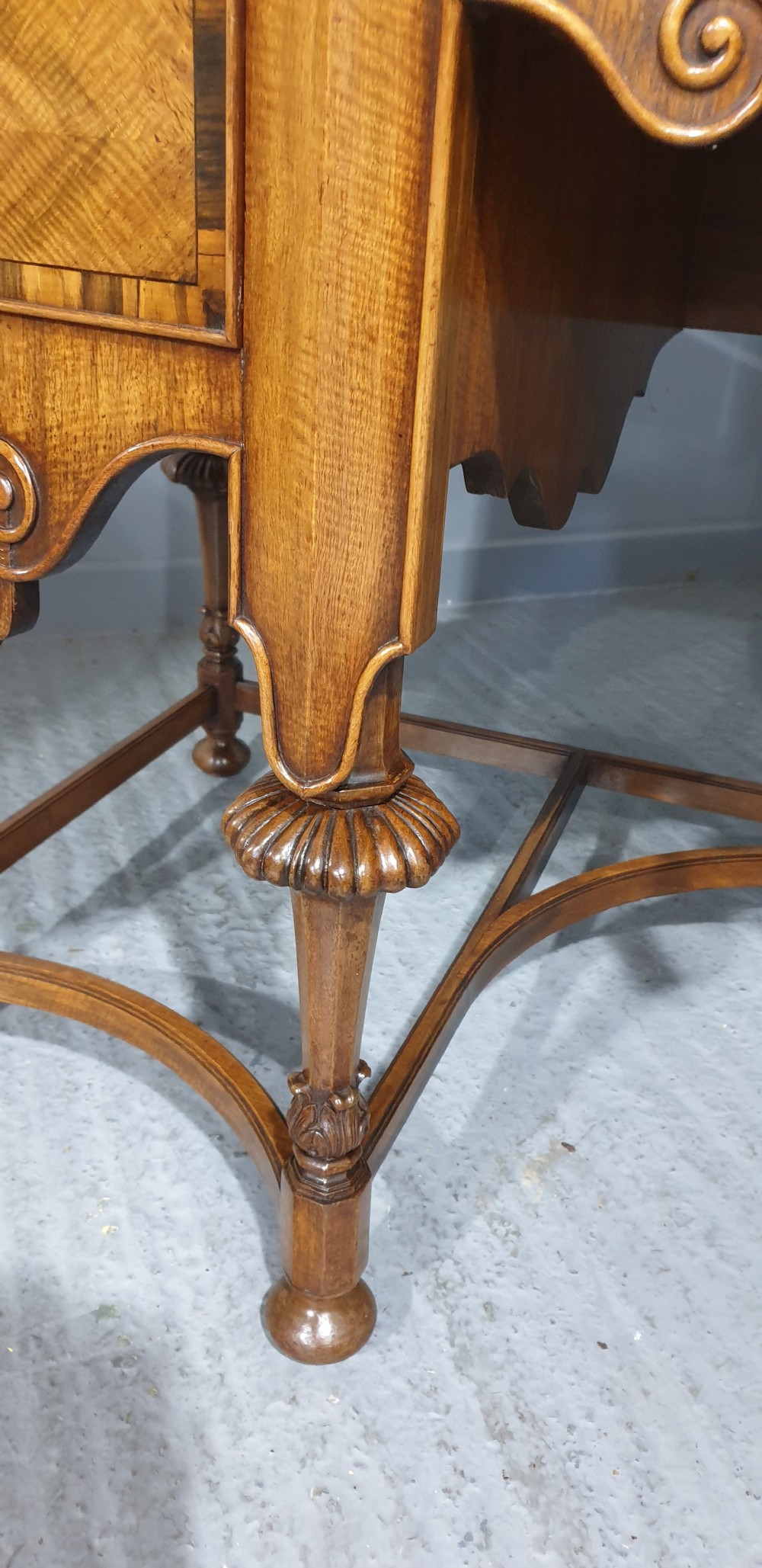 An Edwardian wooden dressing table featuring herringbone parquetry veneers, five drawers, carved legs with a curved stretcher, and an adjustable triple mirror. View XIII