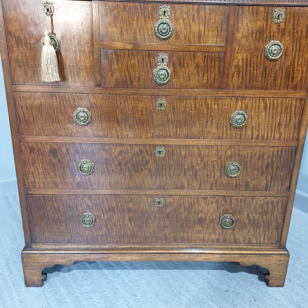 Mahogany Chest of Drawers of Small Proportions View X