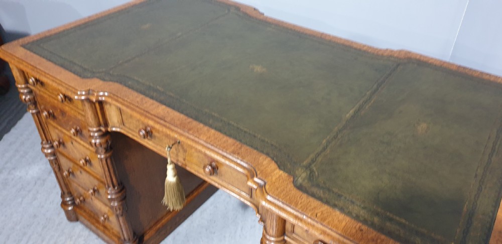 Top Quality Oak Kneehole Desk View X