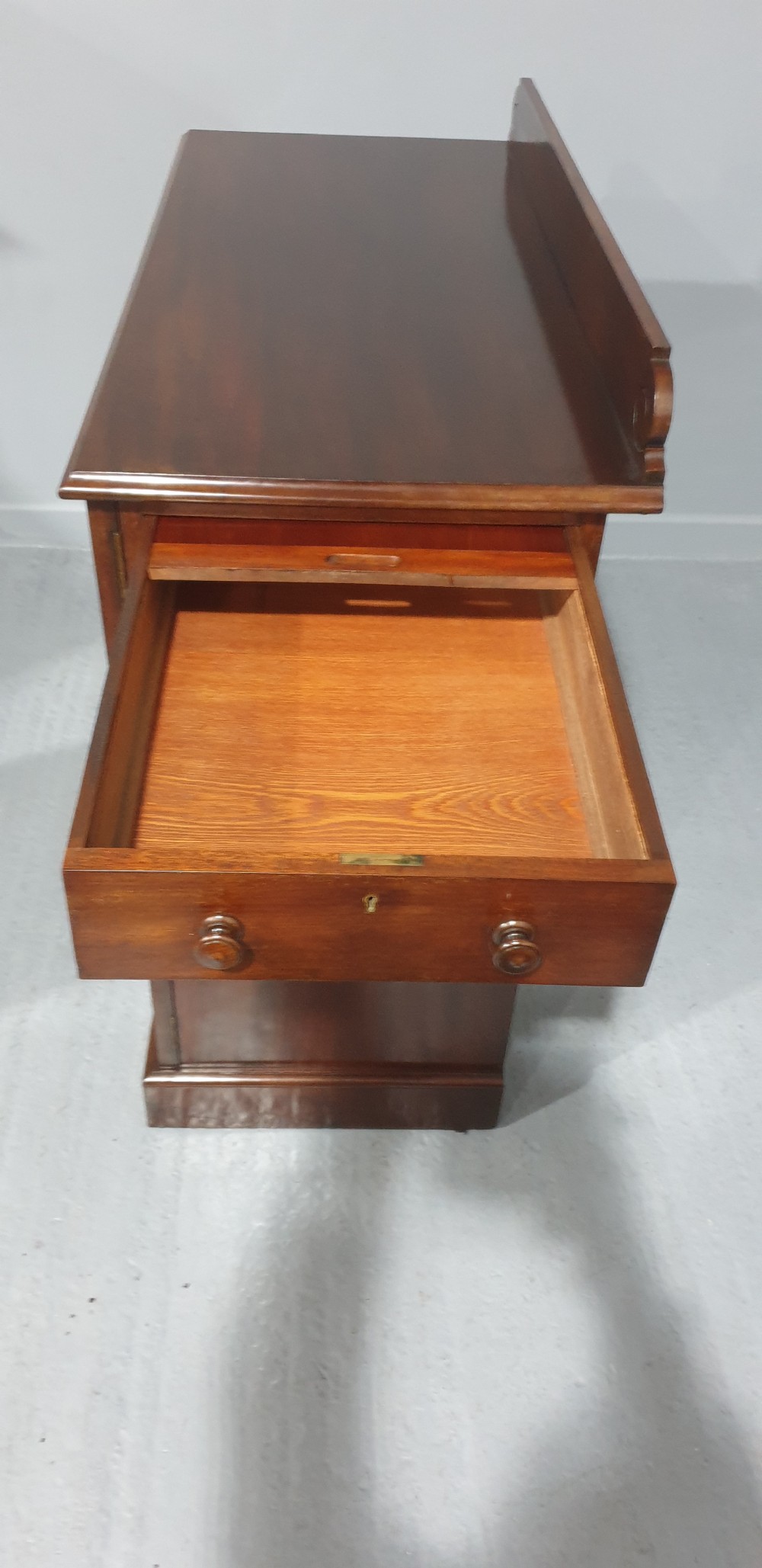 Superb Mahogany Sideboard  Cabinet View XIII