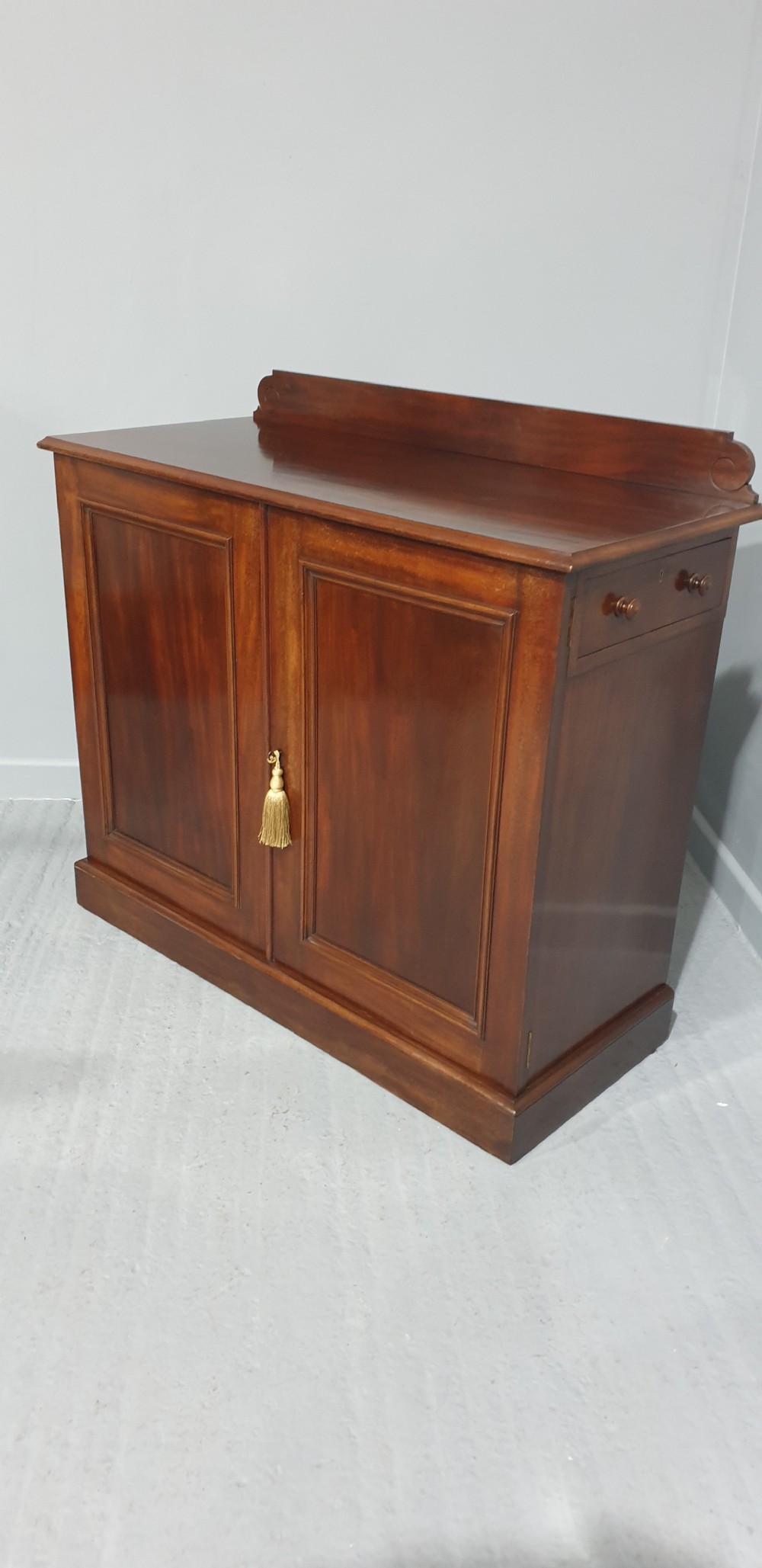 Superb Mahogany Sideboard  Cabinet View XIV