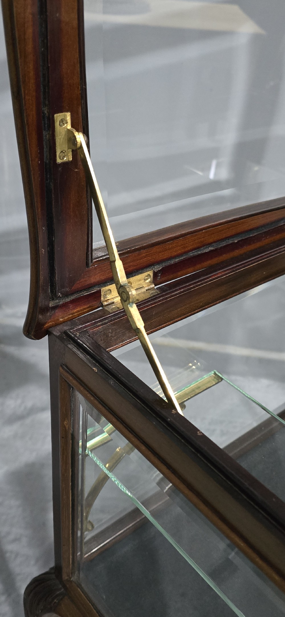 Superb Mahogany Bijouterie Table View X
