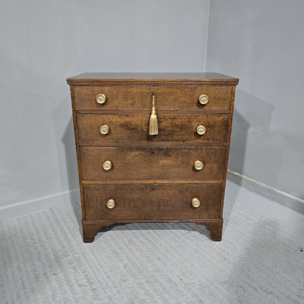 Very Good Georgian Oak Chest of Drawers of Small Proportions