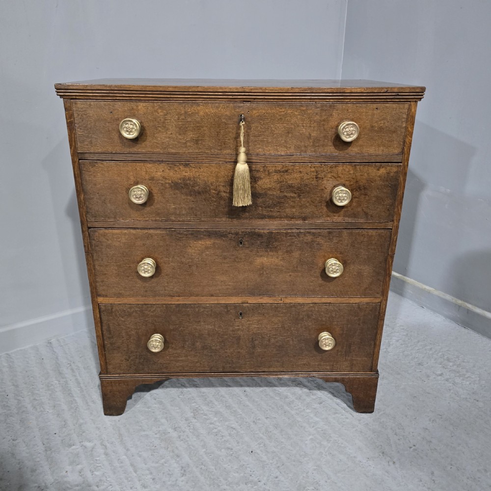 Very Good Georgian Oak Chest of Drawers of Small Proportions View II