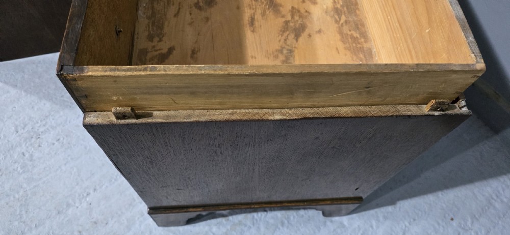 Very Good Georgian Oak Chest of Drawers of Small Proportions View VIII