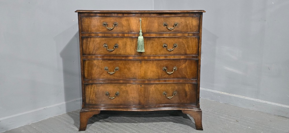 Superb Serpentine Georgian Chest of Drawers of Small Proportions View III