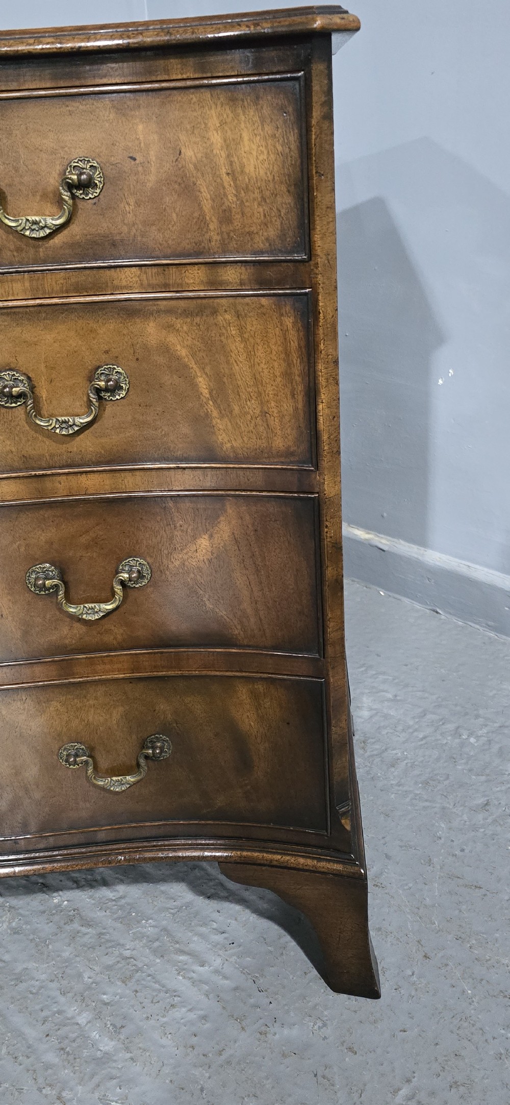 Superb Serpentine Georgian Chest of Drawers of Small Proportions View IV