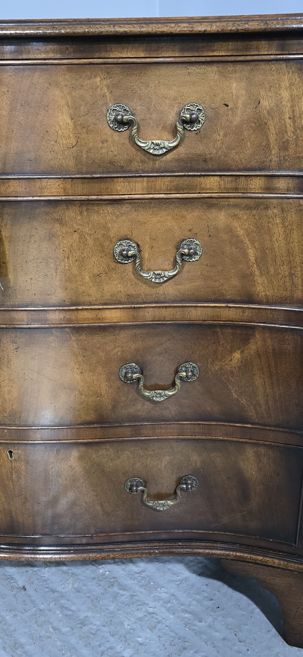 Superb Serpentine Georgian Chest of Drawers of Small Proportions View V