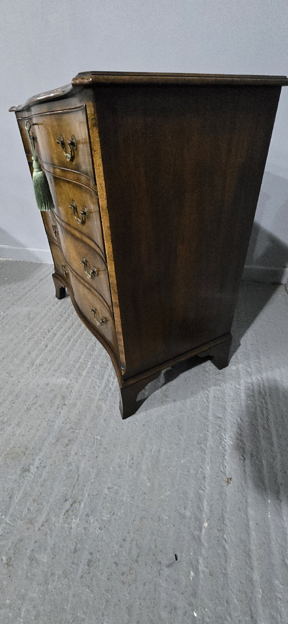 Superb Serpentine Georgian Chest of Drawers of Small Proportions View VI