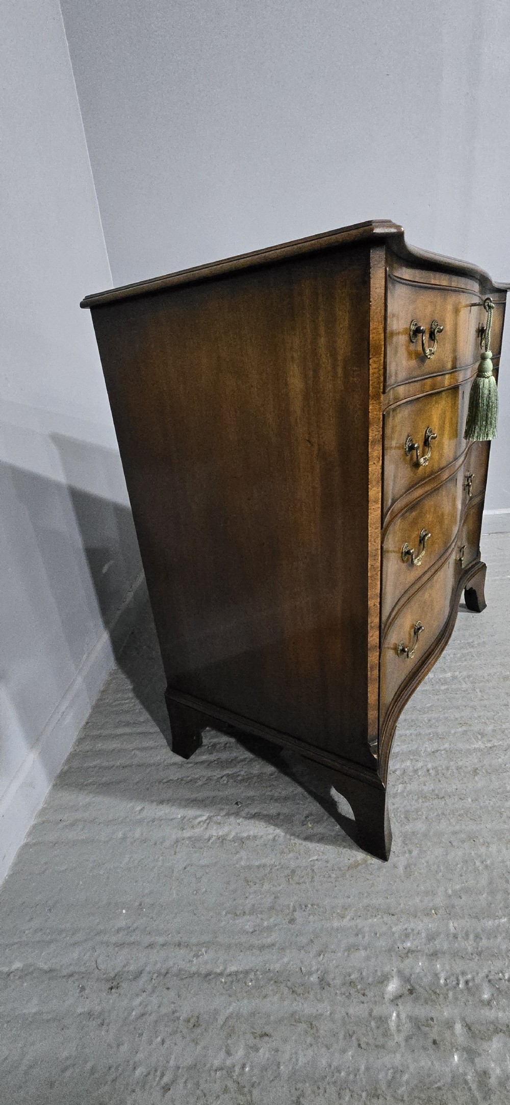 Superb Serpentine Georgian Chest of Drawers of Small Proportions View VII