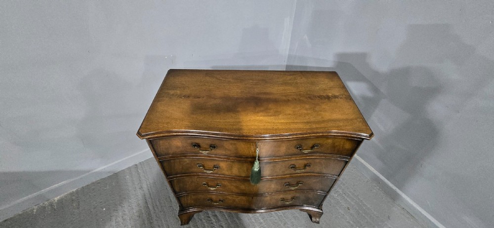 Superb Serpentine Georgian Chest of Drawers of Small Proportions View VIII