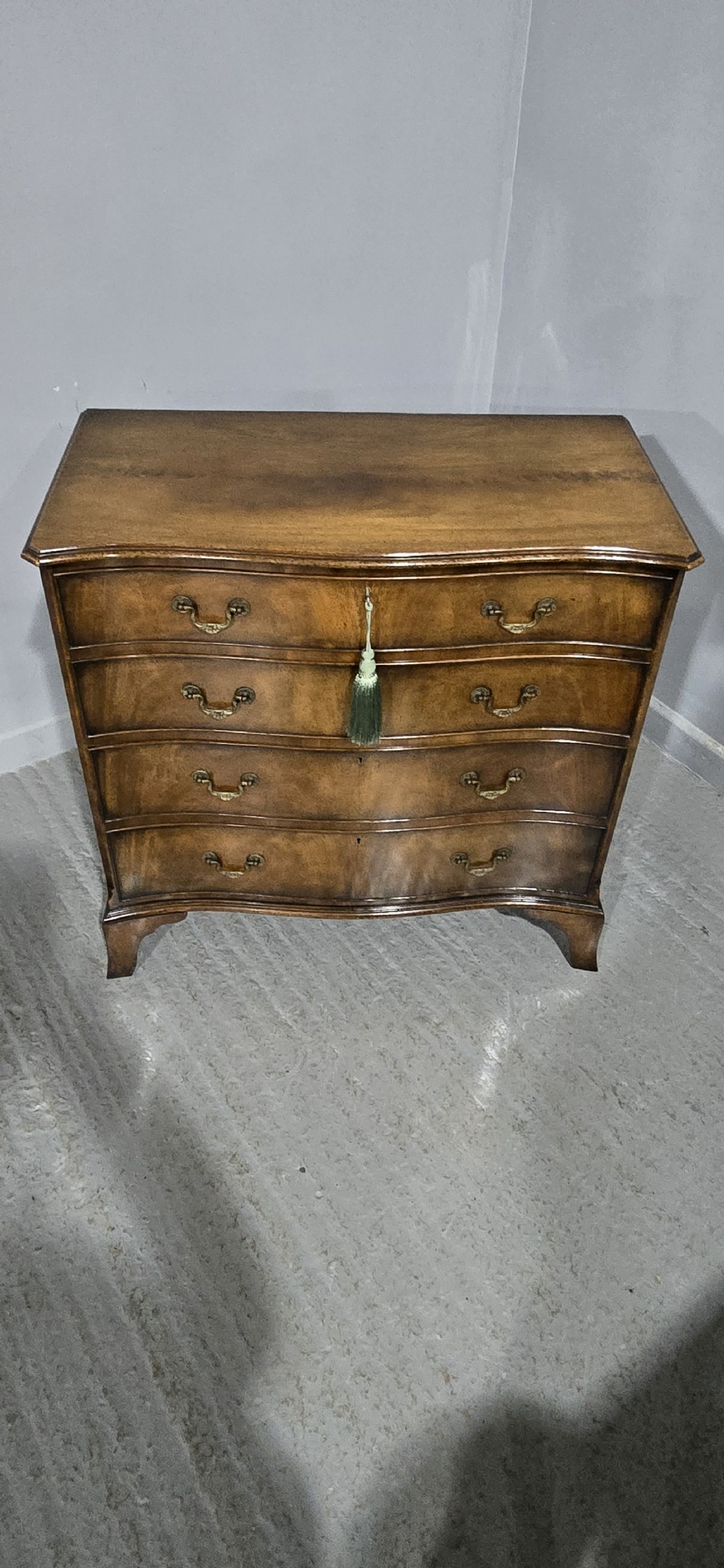 Superb Serpentine Georgian Chest of Drawers of Small Proportions View IX