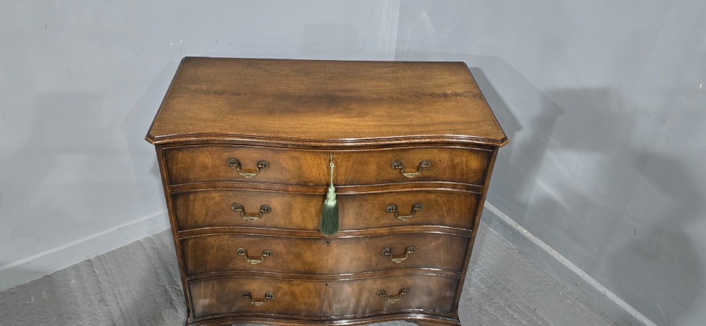 Superb Serpentine Georgian Chest of Drawers of Small Proportions View X
