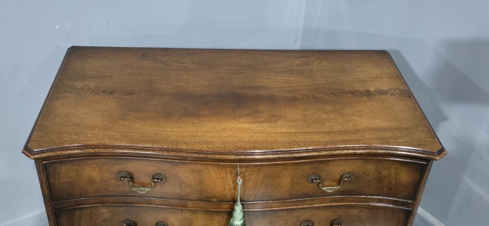 Superb Serpentine Georgian Chest of Drawers of Small Proportions View XI