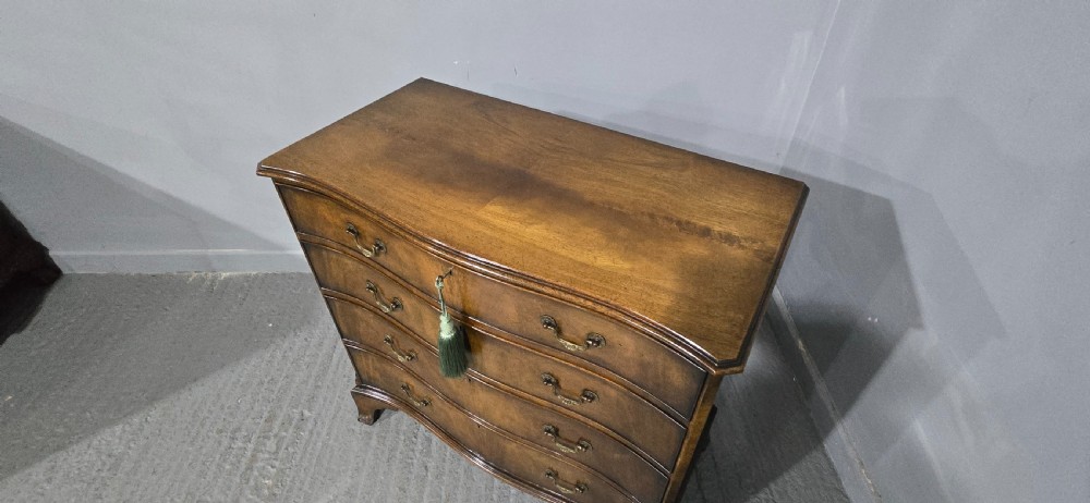 Superb Serpentine Georgian Chest of Drawers of Small Proportions View XII