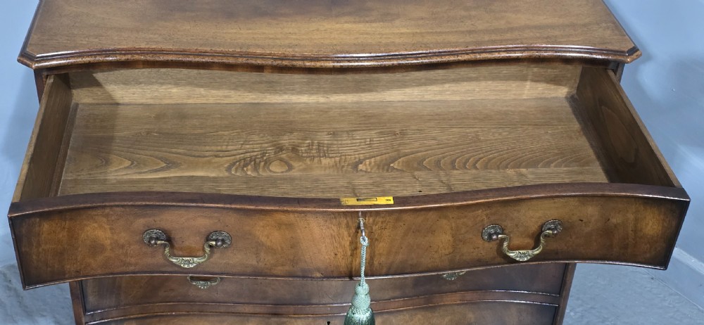 Superb Serpentine Georgian Chest of Drawers of Small Proportions View XIII