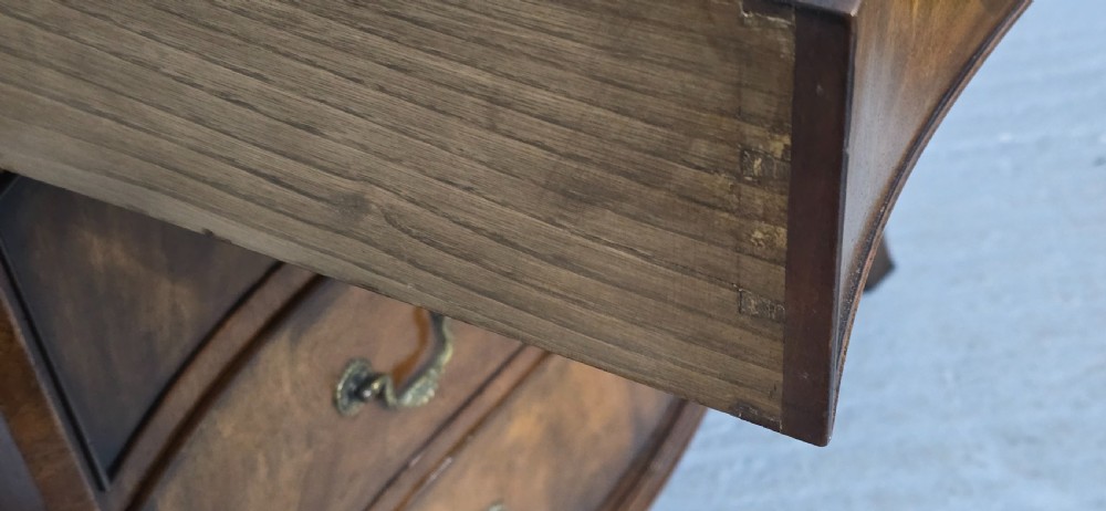 Superb Serpentine Georgian Chest of Drawers of Small Proportions View XIV