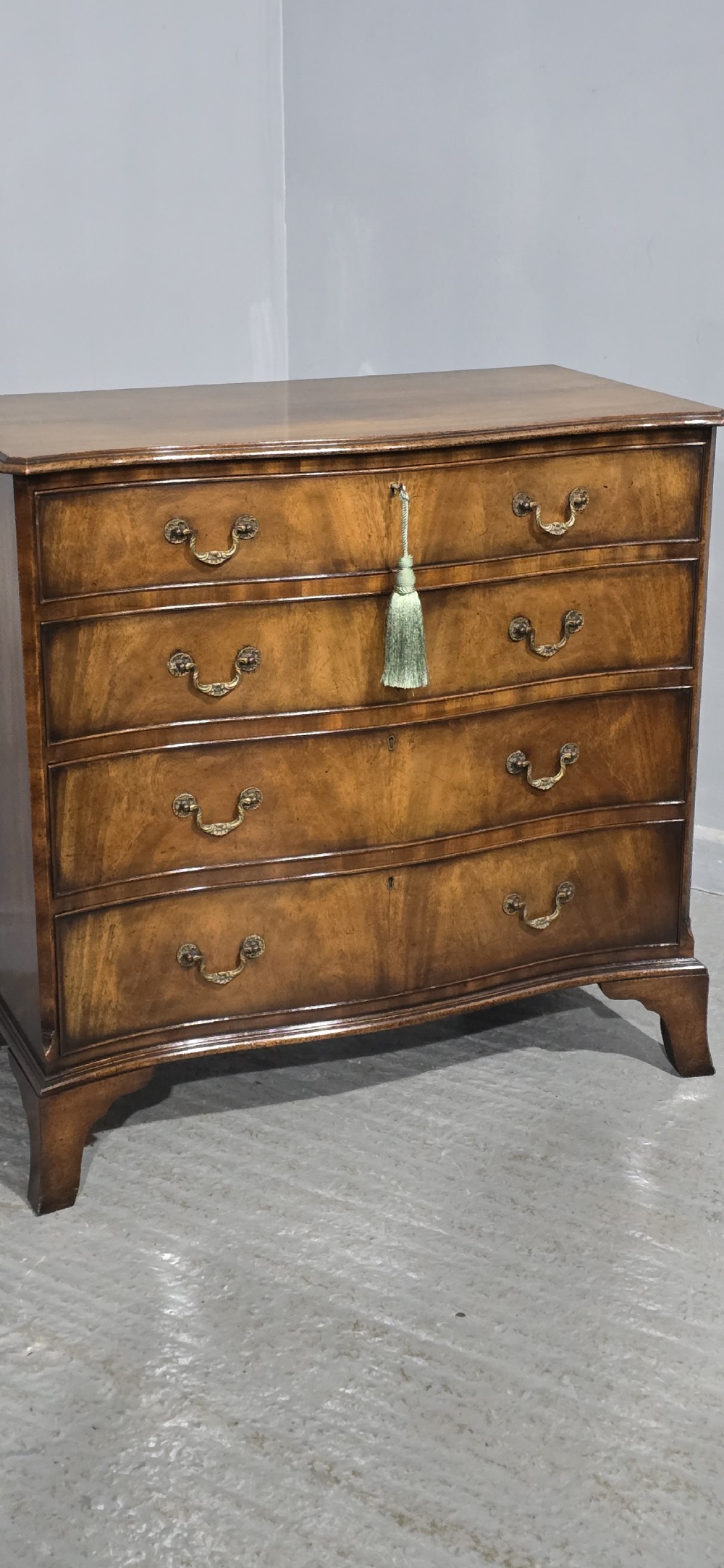 Superb Serpentine Georgian Chest of Drawers of Small Proportions View XVII