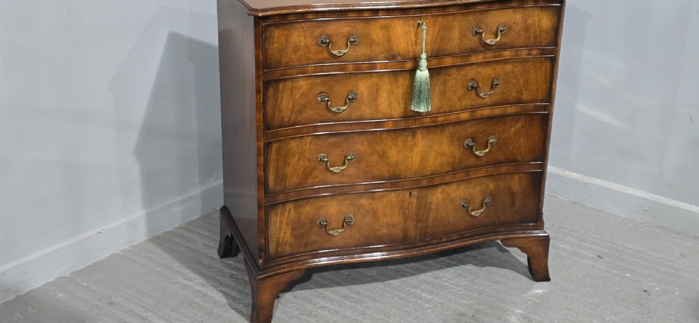 Superb Serpentine Georgian Chest of Drawers of Small Proportions View XIX