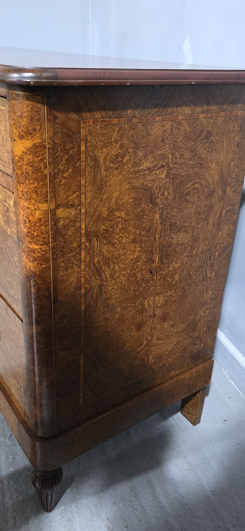 A French amboyna chest of drawers featuring two short drawers over two long drawers, brass ring handles, and turned reeded feet. View XI