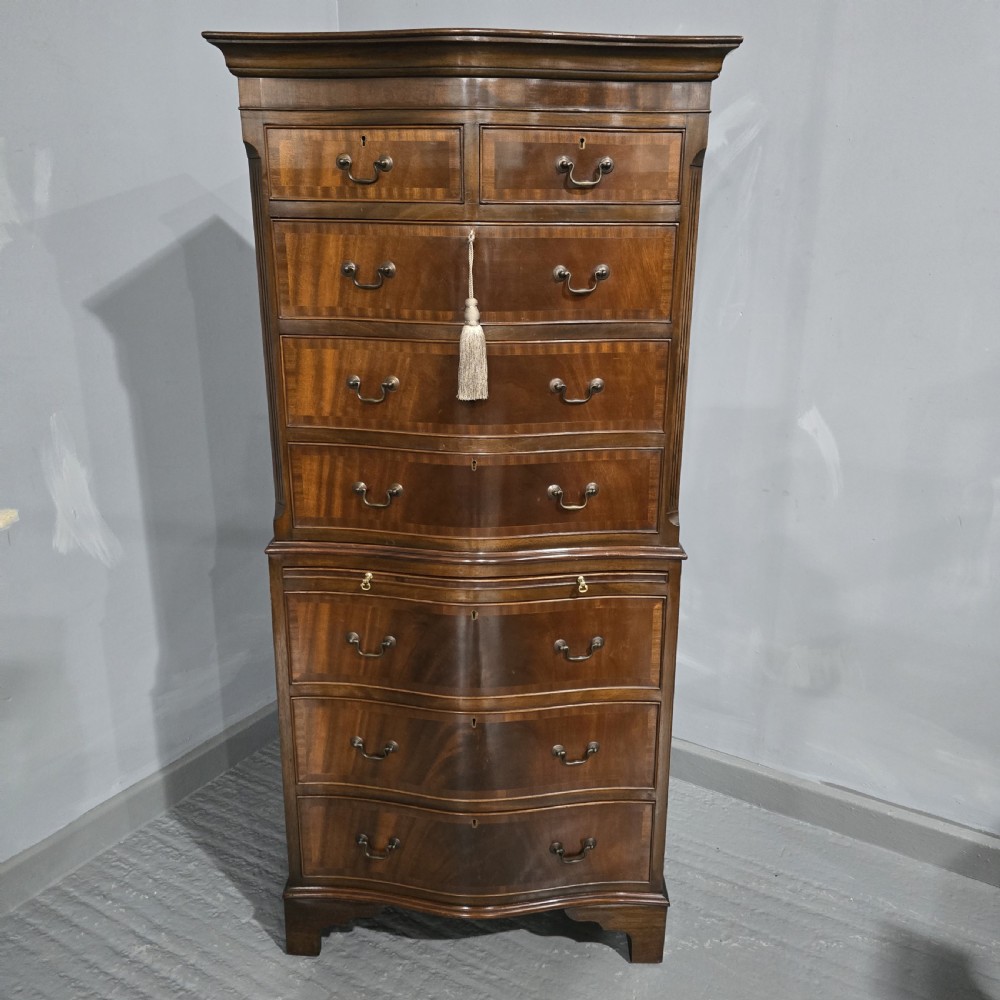 Very Good Mahogany Chest on Chest  of Drawers of Small Proportions View II